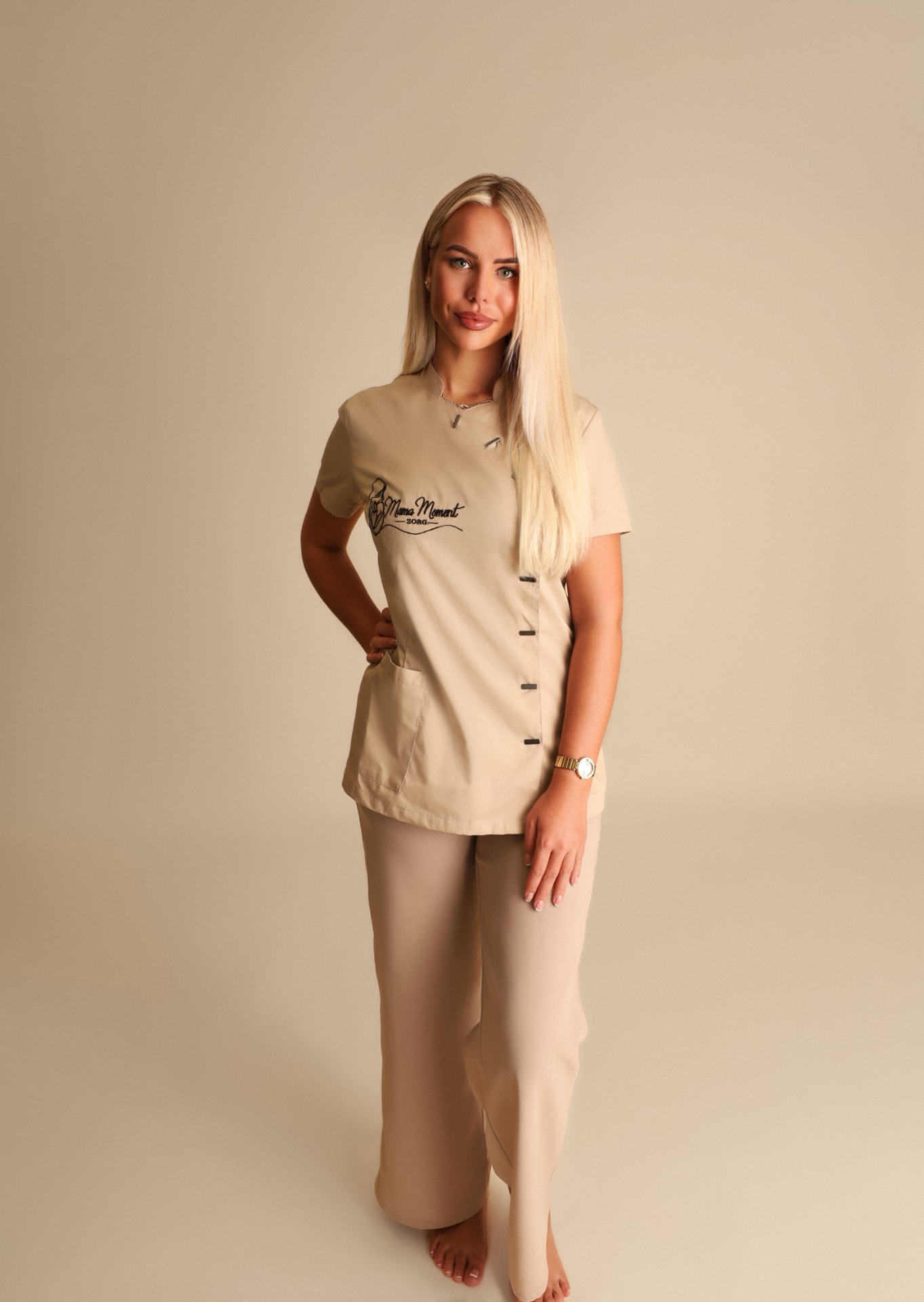 Echoscopiste van Mama Moment Zorg in beige werkkleding met logo